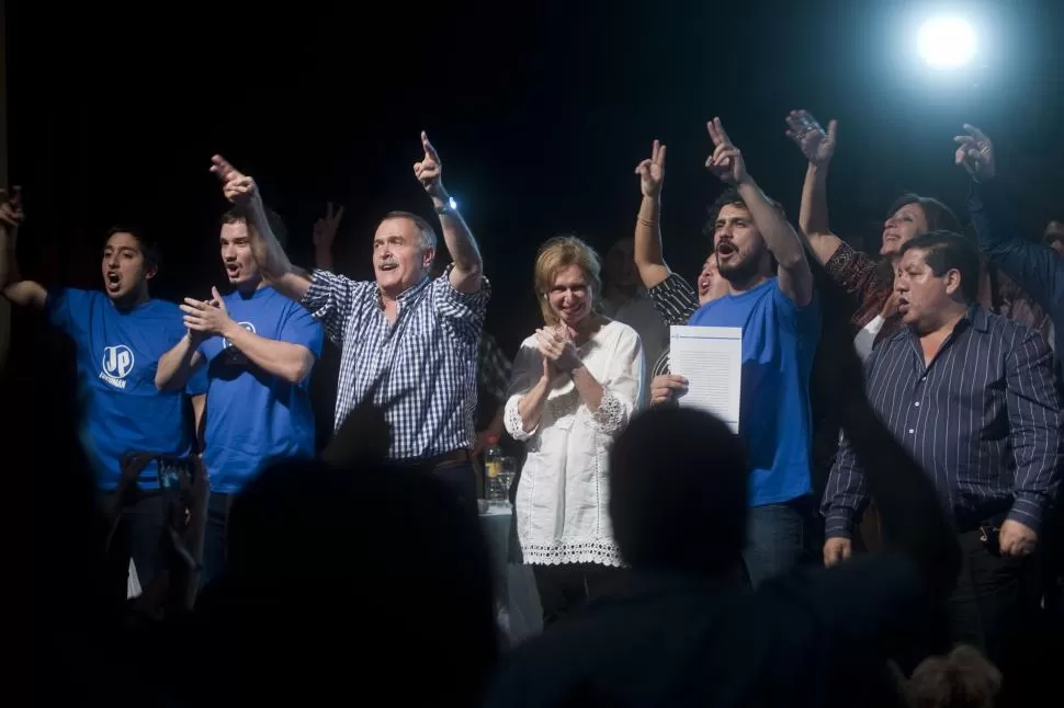 “VIVA PERÓN”. Usandivaras, Jaldo, Rojkés y Cabral cantan juntos la marcha peronista al final del mitin del PJ. la gaceta / foto de inés quinteros orio