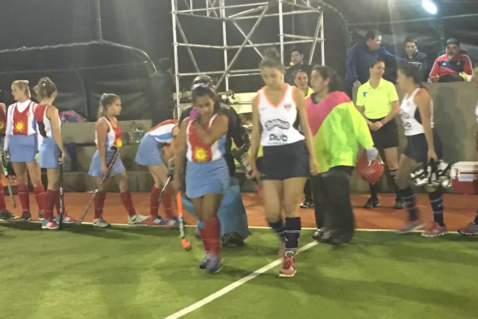 La salida a la cancha de Santiago del Estreo y Tucumán.
FOTO GENTILEZA DE PATRICIA ESCUDERO