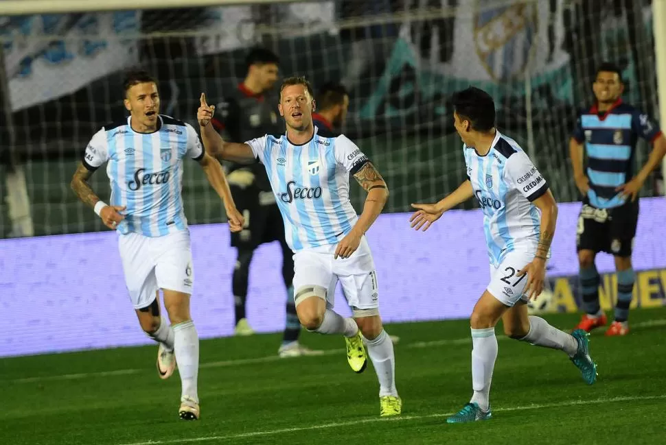 SE LAS ARREGLA. Menéndez (lleva dos goles) sabe jugar sin otro de su especie en el área siempre y cuando lo abastezcan los volantes que jueguen a su alrededor.   foto de Alejandra Bartoliche (archivo)