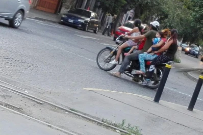 Seis personas en una moto: ¿quién controla esto?