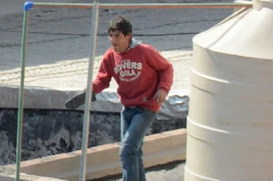 Mirá las imágenes del supuesto ladrón que escapó por los techos en barrio Sur