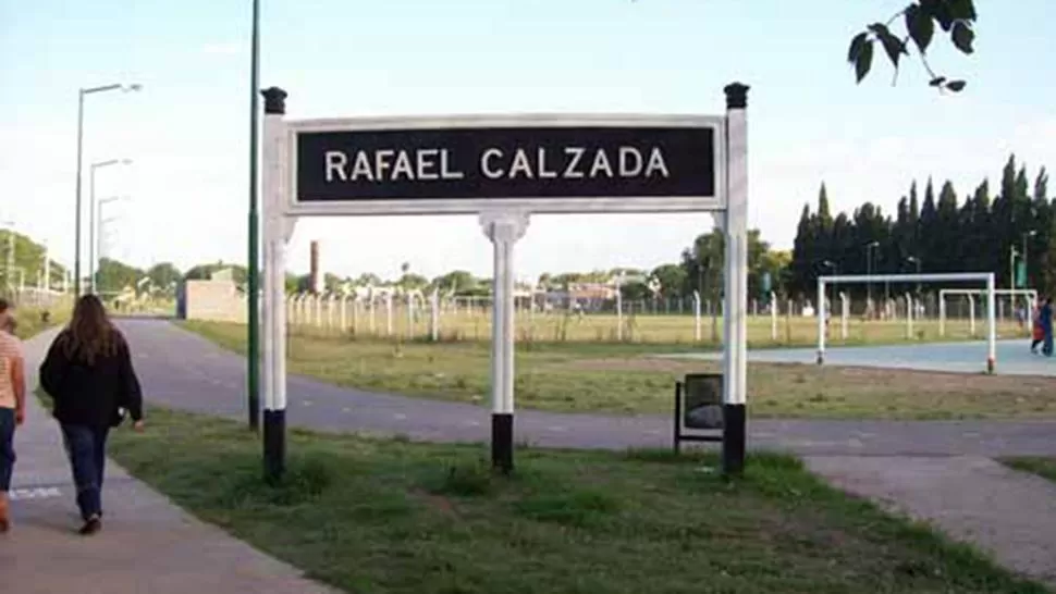 Robaron un auto y encontraron una bebé adentro: la arrojaron del vehículo en movimiento