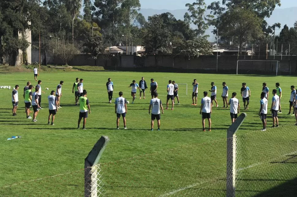 TODOS JUNTOS. El plantel de Atlético quiere levantarse de la caída a manos Estudiantes con una victoria en Rosario, ante Newell’s. El equipo no pierde dos partidos seguidos en un mismo torneo desde 2014. la gaceta / foto de FRANCO VERA (archivo)