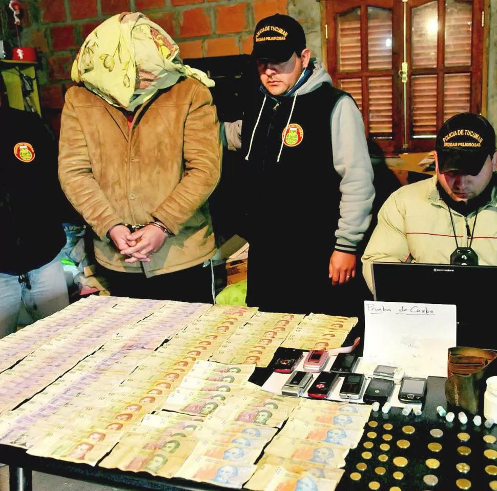 UNA IMAGEN CON PESO HISTÓRICO. En una vivienda de Las Talitas, la hermana de Trayán fue detenida por la Digedrop junto a otras dos personas. LA GACETA / FOTO DE ANALIA JARAMILLO 