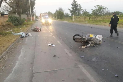 Dos hombres murieron al chocar sus motos en Los Gutiérrez