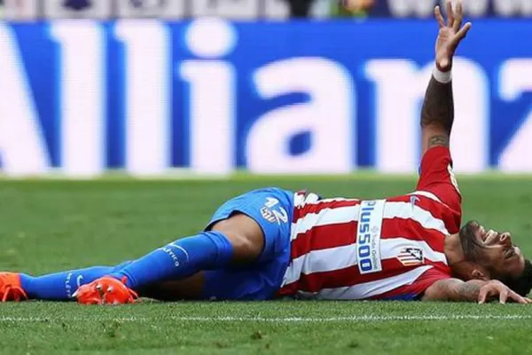 Augusto Fernández sufrió una lesión de ligamentos en la rodilla derecha