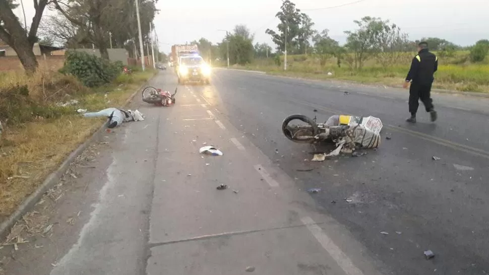 SIN VIDA. Los dos hombres quedaron contra el pavimento después del choque. FOTO ENVIADA POR UN LECTOR