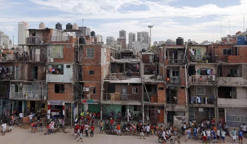 FLAGELO. Según el Barómetro de la Deuda Social, que elabora la UCA, el país registró 34,5% de pobres en el primer trimestre de este año. reuters