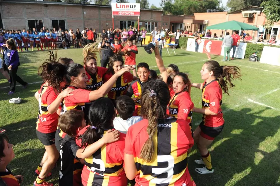 SIEMPRE ARRIBA. Las “Purpuradas” festejaron un nuevo título y llegan afiladas al Nacional, en busca del pentacampeonato. la gaceta / foto de FRANCO VERA 