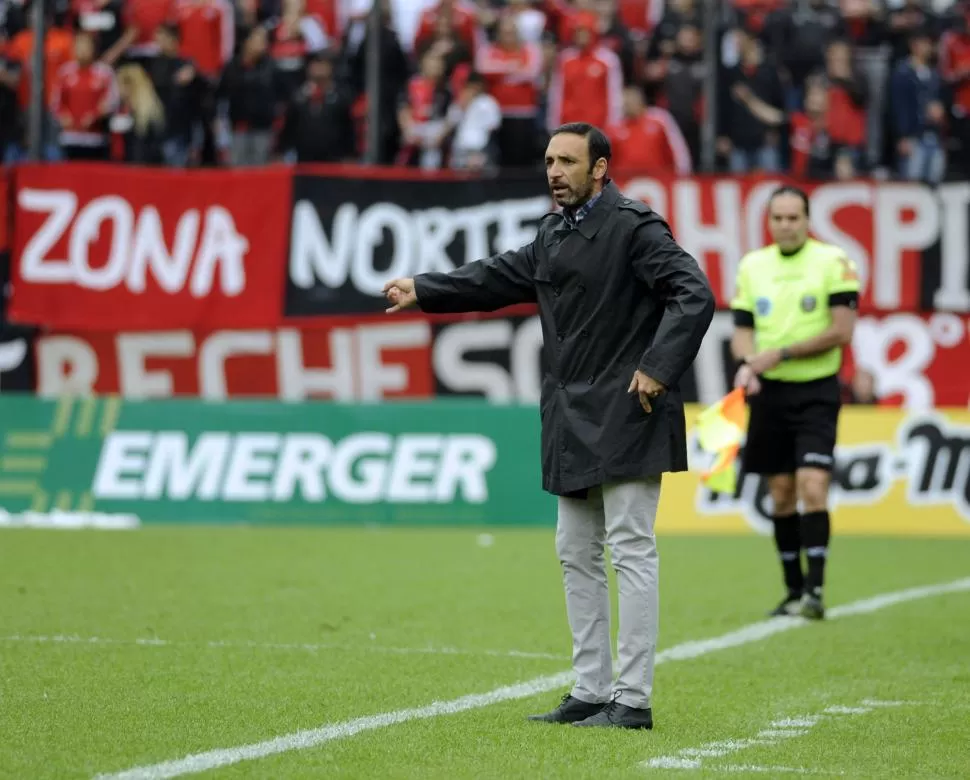 SE SACÓ EL CASETE. Tras el 1-3, Azconzábal declaró con tiros por elevación.  foto de Marcelo Manera (especial para la gaceta)