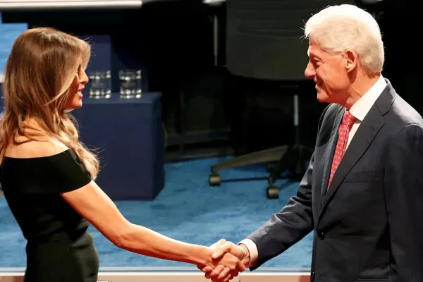 El saludo entre Melania Trump y Bill Clinton