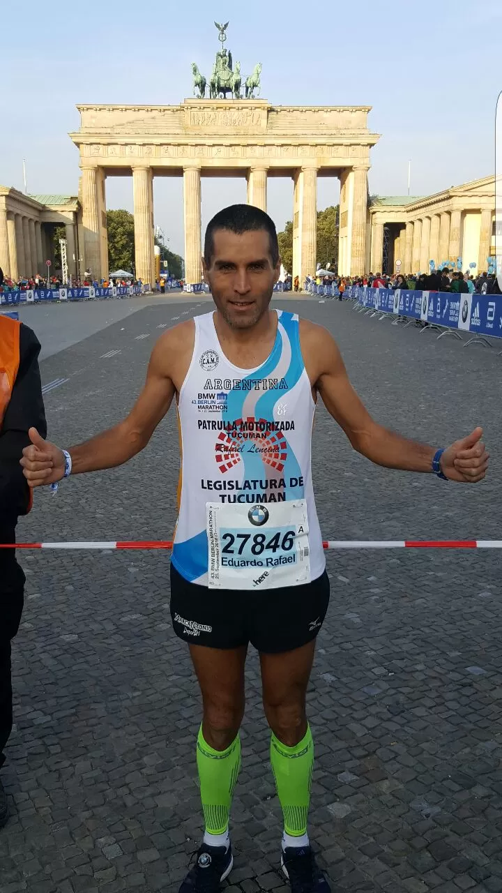 LLEGÓ. Lencina sonriente en la llegada con la Puerta de Brandenburgo de fondo. fotos cesar osvaldo ruiz