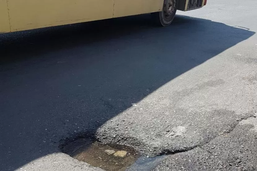 Bache en la calle 24 de Septiembre al 1300. FOTO ENVIADA A LA GACETA WHATSAPP.
