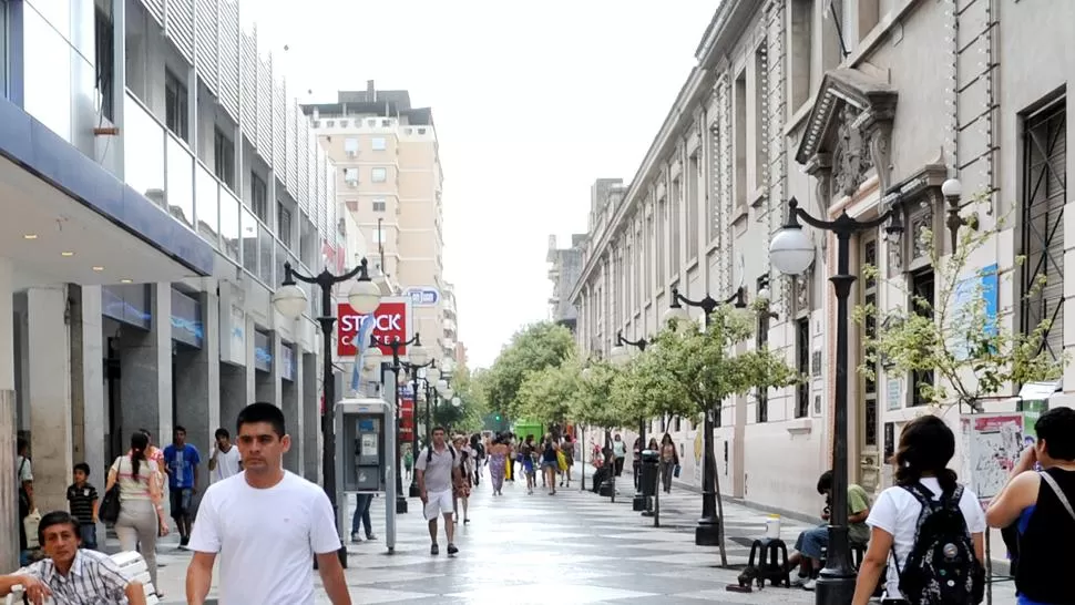 MUÑECAS AL 200. En esta cuadra se encuentran las oficinas de Telecom. ARCHIVO