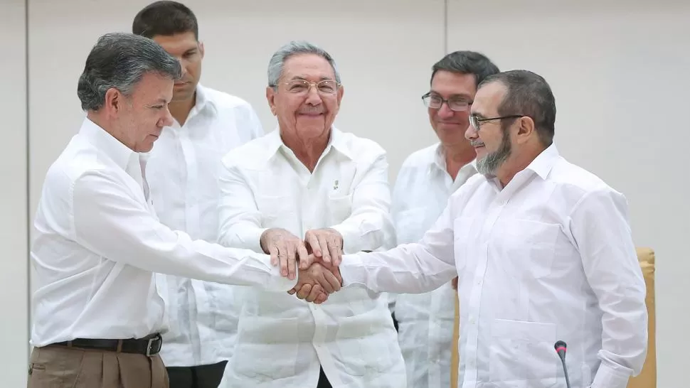 SANTOS Y LONDOÑO. Luego de firmar el acuerdo por la paz. FOTO TOMADA DEL PUBLICO.ES