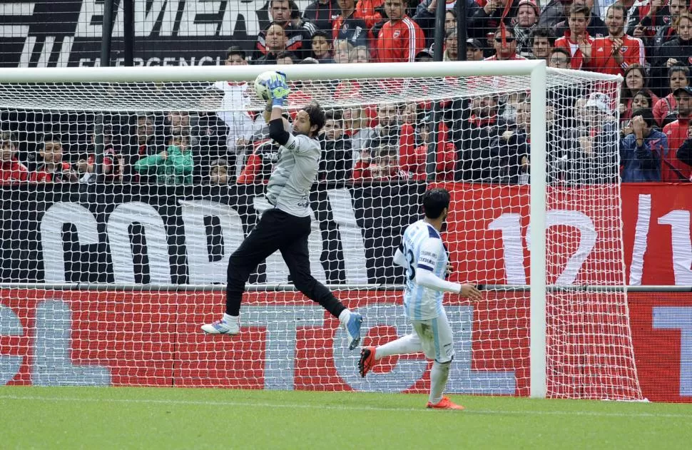 ESCENA. Cristian Lucchetti corta un centro durante el partido de ayer, en Rosario. foto de Marcelo Manera (especial para la gaceta)