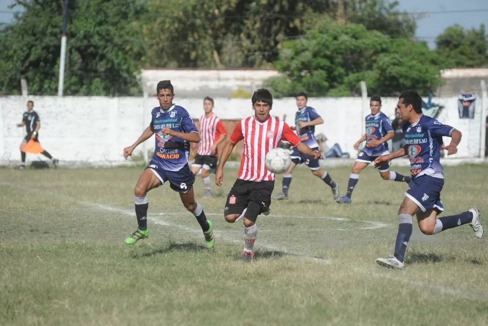 GOLEADOR. Mariano Lobo de San Martín se lleva la pelota ante Pereyra.  la gaceta / foto de antonio ferroni