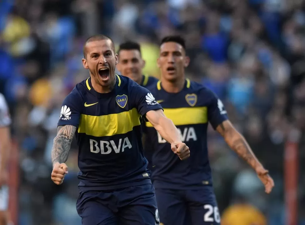 TARDE SOÑADA. Darío Benedetto marcó por triplicado en la victoria sobre Quilmes y asistió a Ricardo Centurión, quien corre a abrazarlo en el festejo de uno de sus goles. dyn