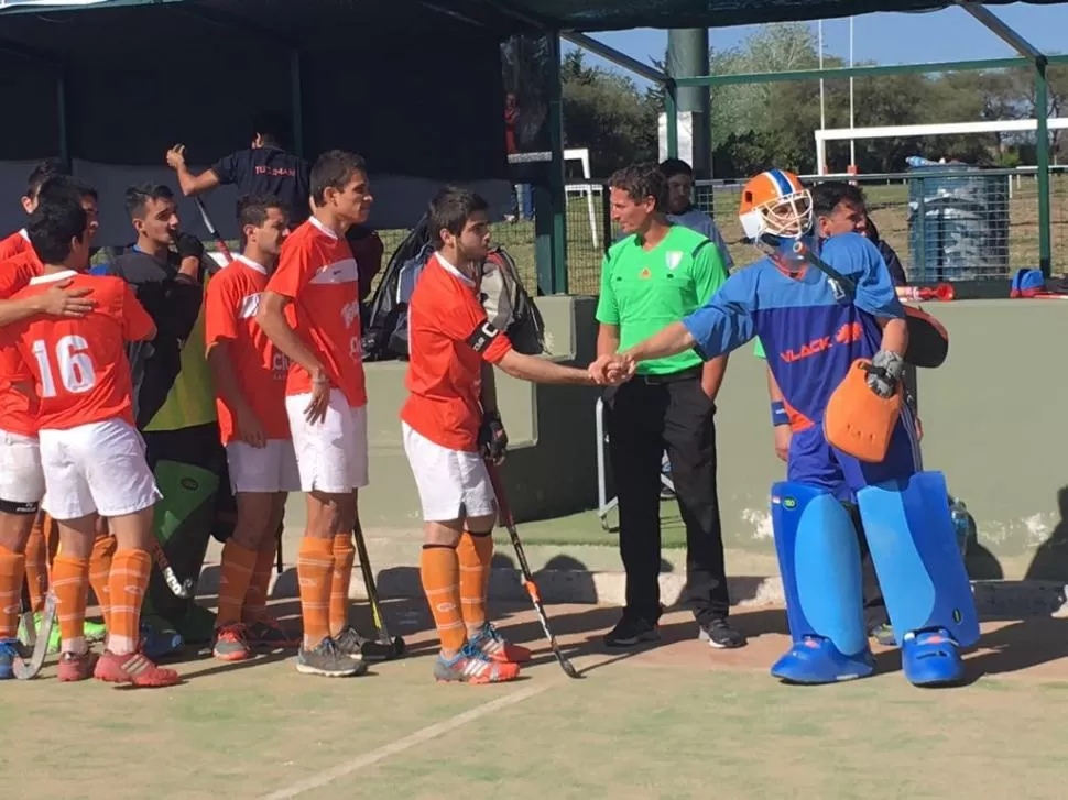 CAMARADERÍA. Chehín, capitán del plantel sub-21 de Tucumán, saluda al arquero de Litoral; los “naranjitas” perdieron 3 a 1.  