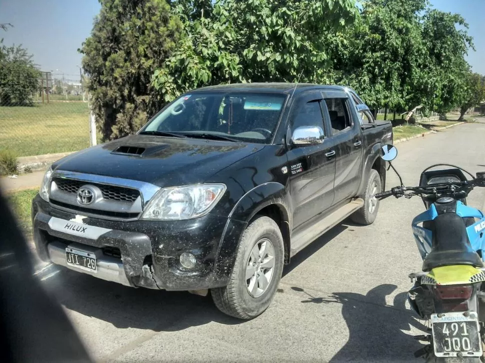 ENCERRADA. El conductor de la camioneta no pudo eludir un operativo cerrojo que se produjo en Alderetes.  