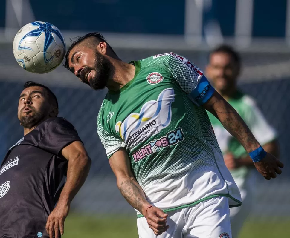 DUELO EN LAS ALTURAS. Cabrera, de San Jorge, se anticipa y cabecea ante la llegada de González, de Concepción FC. la gaceta / foto de jorge olmos sgrosso