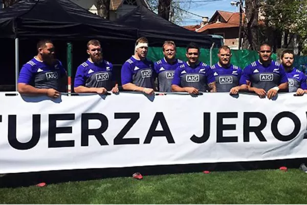 Los All Blacks apoyaron al rugbier argentino que permanece internado por una fuerte lesión