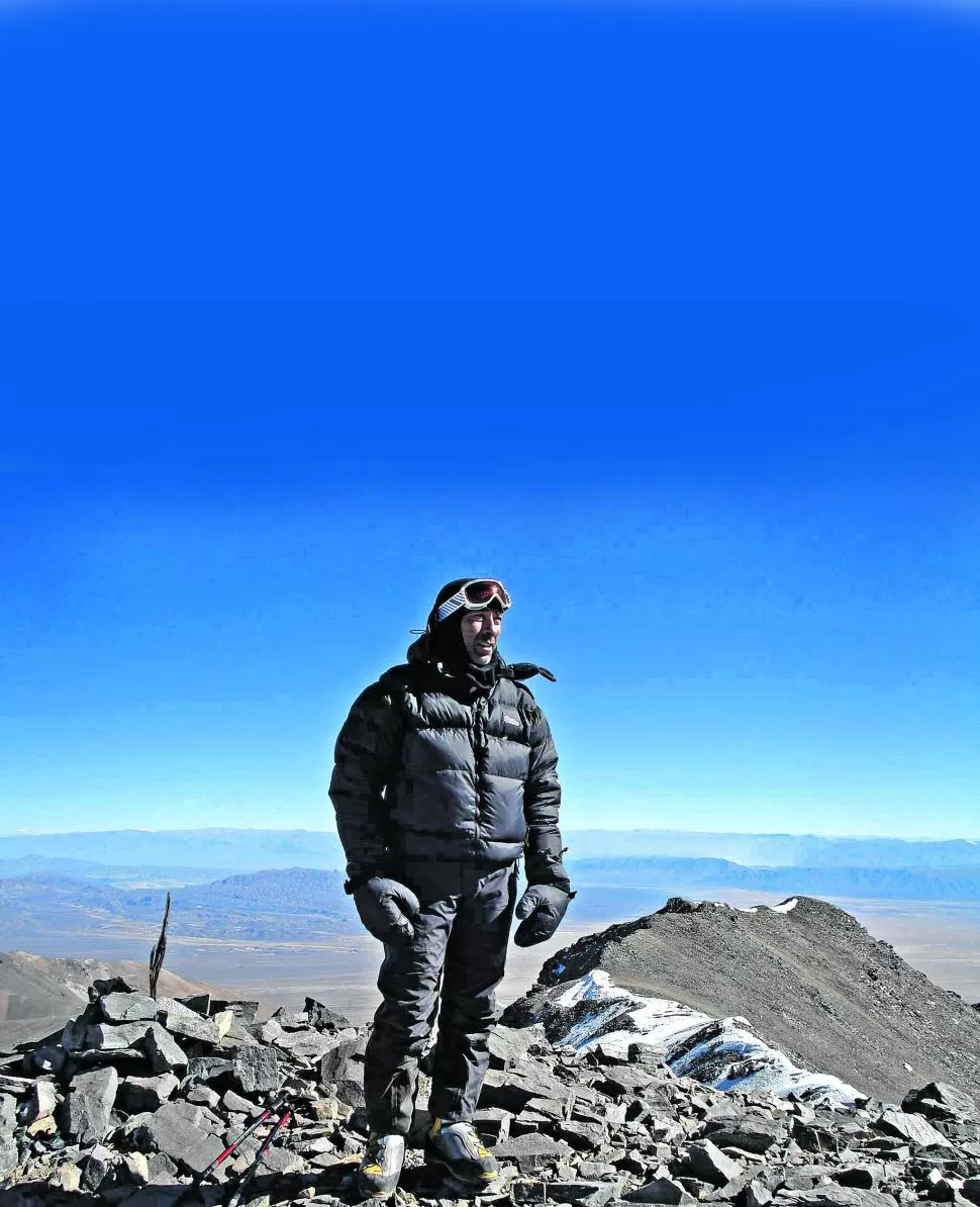 CUMBRE. Pariz en la cima de El Bolsón, a 5.550 metros. foto gentileza andrés pariz