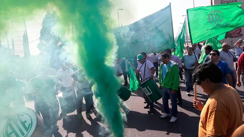 SOBRE EL PUENTE. La protesta comenzó alrededor de las 10 y se dispersó alrededor de las 13. PRENSA ATE