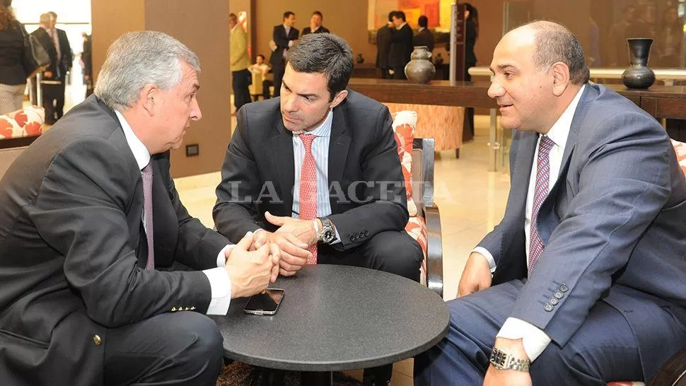 REUNIÓN DE MANDATARIOS. Morales, Urtubey y Manzur dialogan en la previa del encuentro. LA GACETA / FOTO DE ANTONIO FERRONI