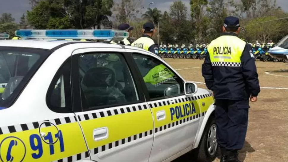 POLICÍAS. Personal del 911 lodró reducir a los jóvenes y quitarles las armas. IMAGEN ILUSTRATIVA