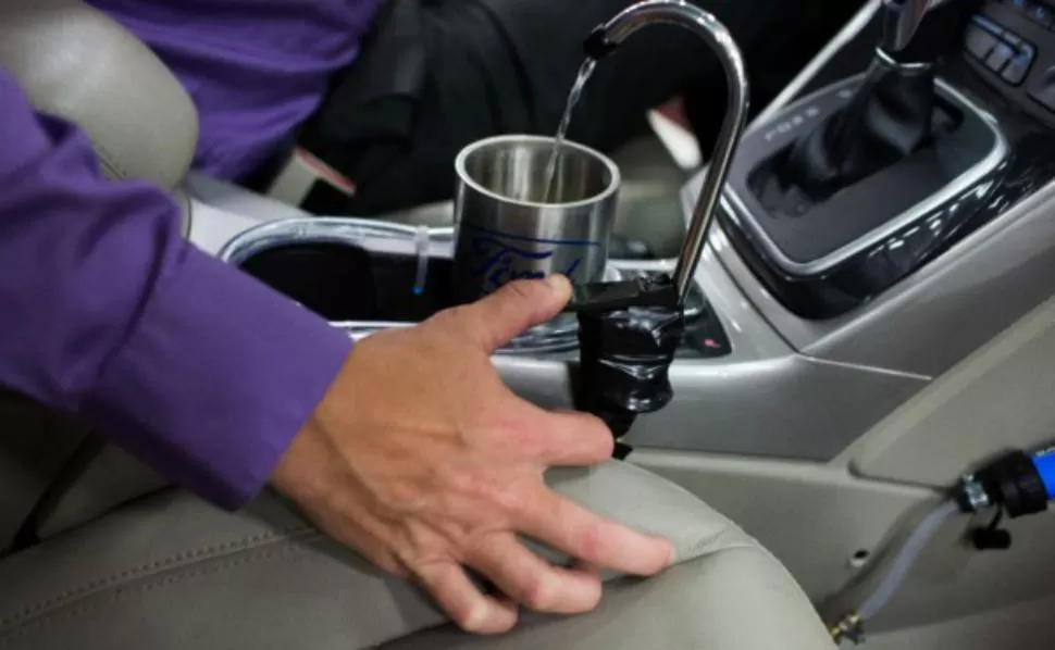 Un ingeniero produce agua potable con el aire de los automóviles