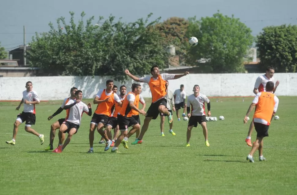 A LA ESPERA. El plantel “santo” trabaja duro mientras aguarda la reanudación del torneo de la Primera B Nacional.  la gaceta / foto de antonio ferroni