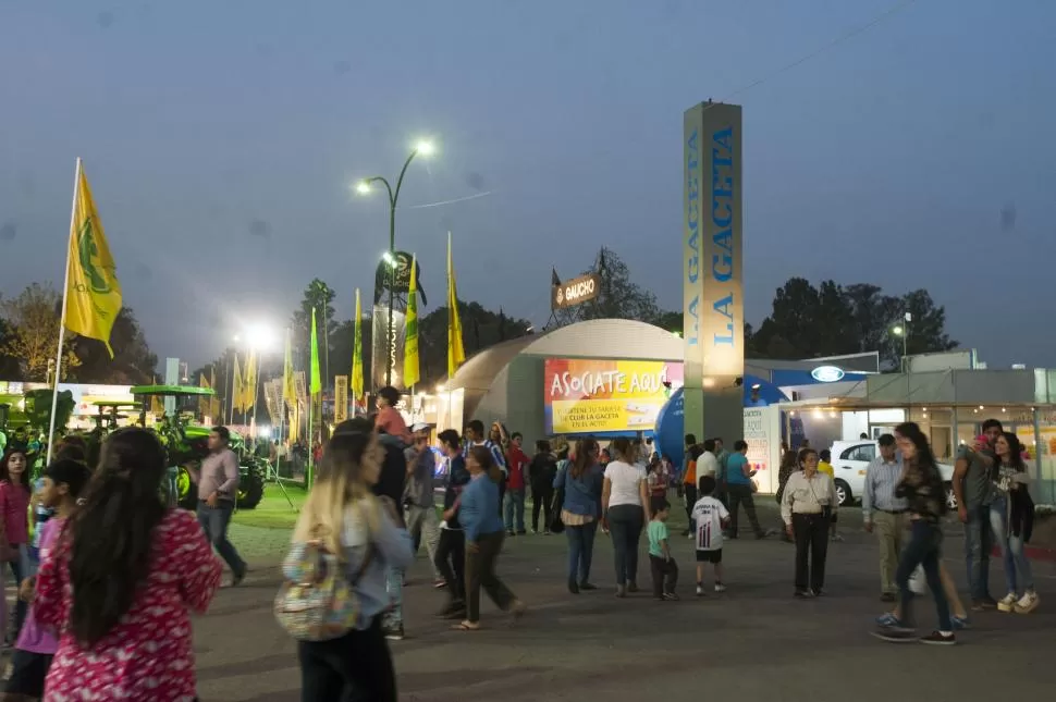 HASTA EL FINAL. El último día de la Expo fue tan concurrido como los anteriores. El público paseó por los stands y disfrutó de los espectáculos. LA GACETA / FOTO DE DIEGO ARÁOZ.-