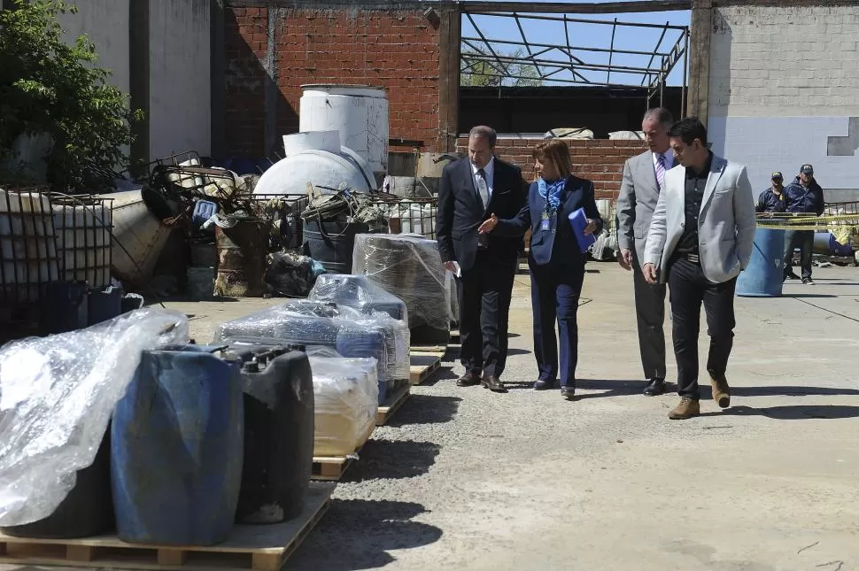 TACHOS ENORMES. Cientos de tachos y bidones que contenían diferentes tipos de precursores químicos fueron incautados por la Policía Federal, en los allanamientos ordenados por Poviña. fotos telam 