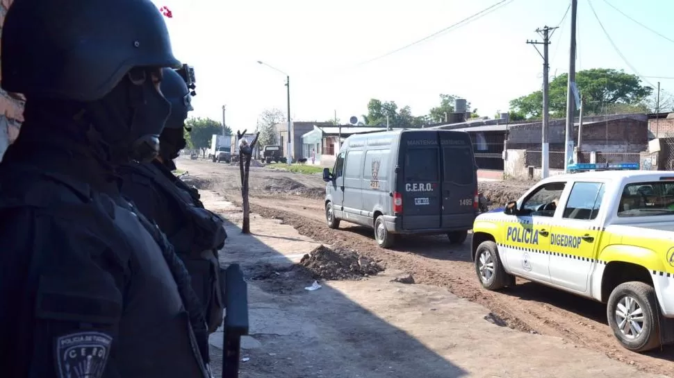 DESPLIEGUE POLICIAL. Agentes del grupo Cero apoyaron a los hombres de la Digedrop que también participaron del megaoperativo.  