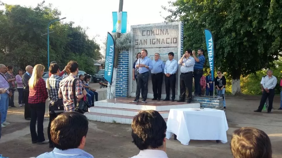 EN EL INTERIOR. Amaya, en una recorrida por la comuna de San Ignacio junto al legislador Juan Ruiz Olivares. prensa secretaría de la vivienda de la nación