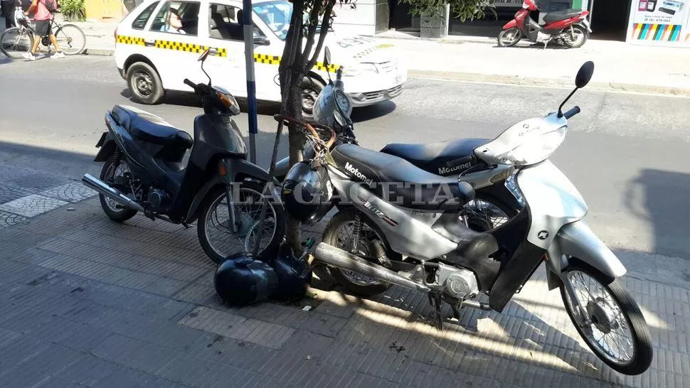 IN FRAGANTI. Los vehículos fueron retratados esta mañana a pocas cuadras de plaza Independencia. FOTO ENVIADA POR UN LECTOR