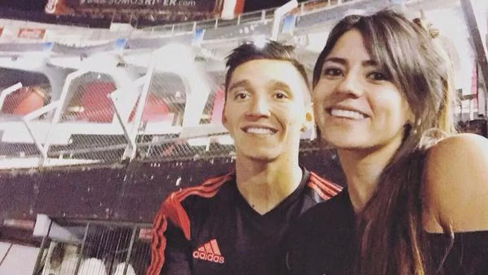 JUNTOS. Matías y Belén posan en el Monumental. FOTO TOMADA DE INFOBAE.COM