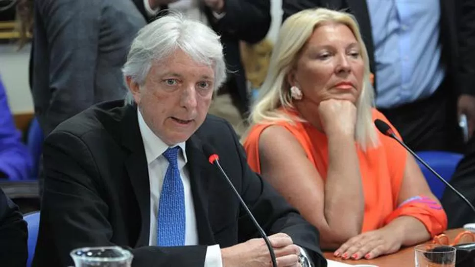 EN DIPUTADOS. El vicecanciller Carlos Foradori al lado de la diputada Elisa Carrió, esta mañana, en la Comisión de Relaciones Exteriores. TÉLAM