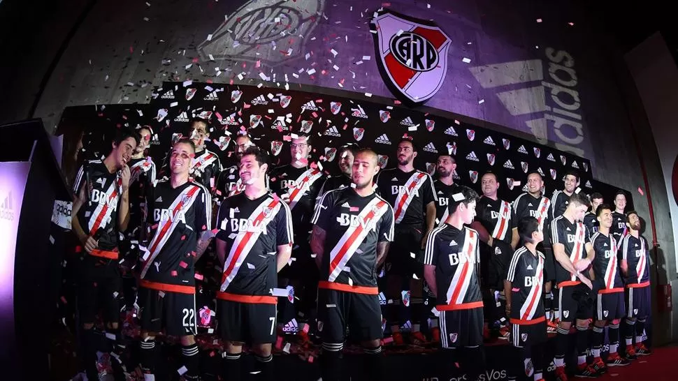 Video: en el día del hincha Millonario, River presentó nueva casaca