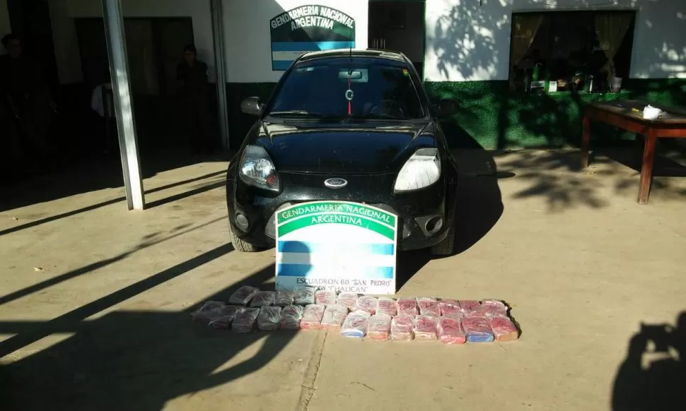 SECUESTRO. Los 27 paquetes de droga venían escondidos en el Ford Ka. gendarmería nacional