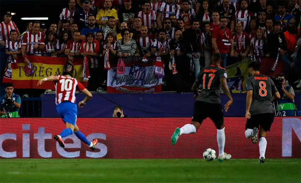 Yannick Carrasco sacó este disparo de zurda para abrir el marcador.
FOTO DE REUTERS