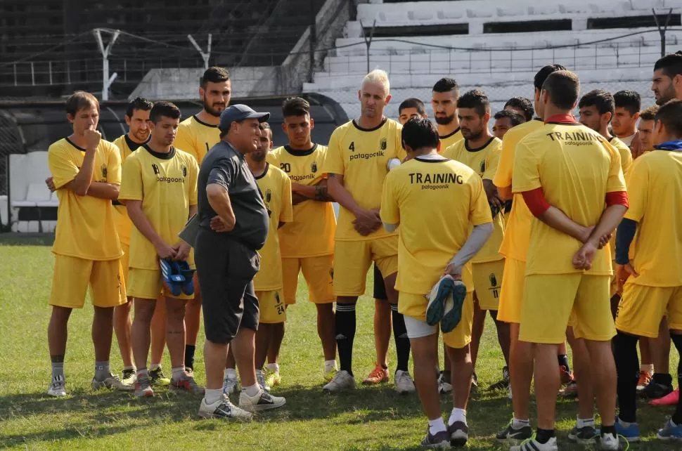 PRIMER CONTACTO. Ragusa habla con los integrantes del plantel “Cuervo”. la gaceta / foto de Osvaldo Ripol