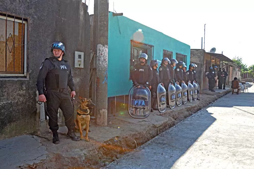 ESPECTACULAR OPERATIVO. Más de 200 efectivos de fuerzas federales y provinciales irrumpieron en varias viviendas de La Costanera para desbaratar una banda que se dedicaba al narcomenudeo. la gaceta / foto de Analía Jaramillo