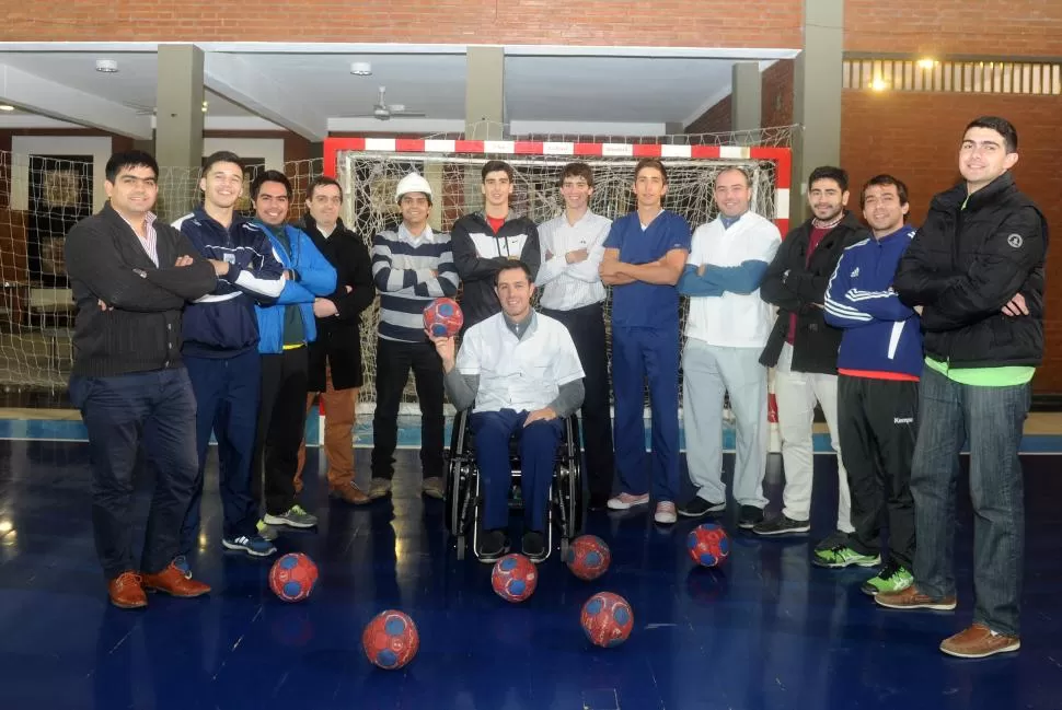 LOS MEJORES. El conjunto cuenta con 17 integrantes, de los cuales se ven 13 en la imagen. El DT, Daniel López, al centro, en silla de ruedas debido a un accidente. la gaceta / foto de Antonio Ferroni