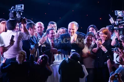 Manzur y Alfaro festejaron el Día de la Ciudad soplando las velas de una torta gigante