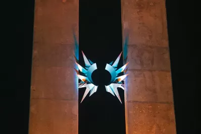 El Monumento al Bicentenario se iluminó por primera vez de color dorado