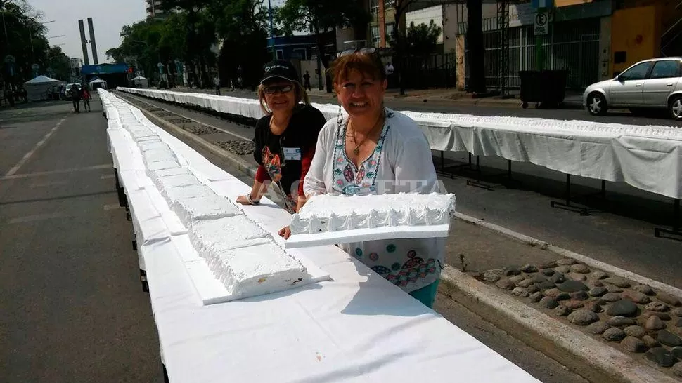 EN EL ARMADO. Unas 60 personas ensamblan los bizcochuelos para alcanzar los 750 metros. LA GACETA / FOTOS DE ANALÍA JARAMILLO VÍA MÓVIL