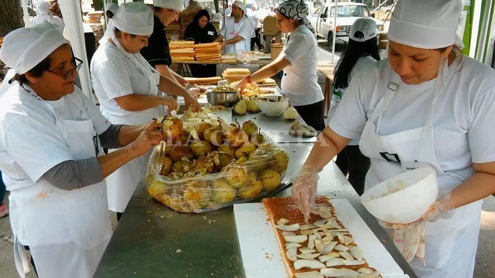 PUESTA A PUNTO. Unos 60 pasteleros ensamblan y rellenan los bizcochuelos. LA GACETA / FOTO DE ANALÍA JARAMILLO VÍA MÓVIL