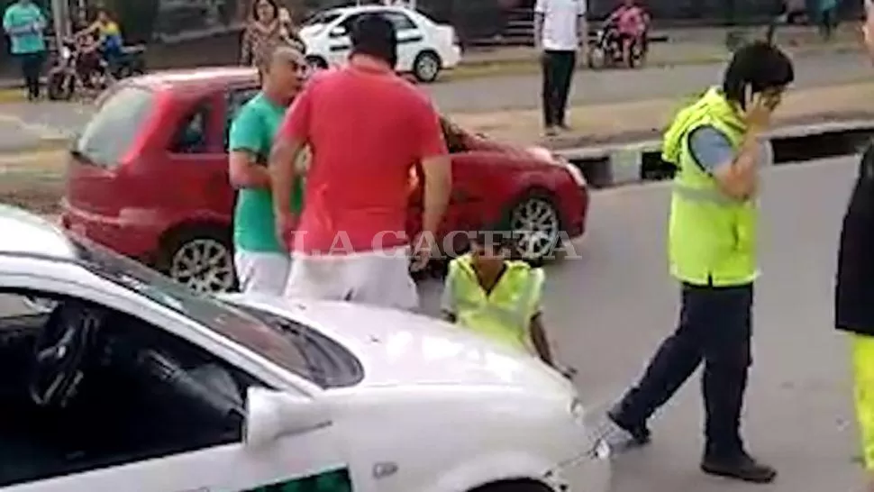 MOMENTO TENSO. El inspector permanece en el suelo; a su lado se encuentra el presunto agresor. CAPTURA DE VIDEO